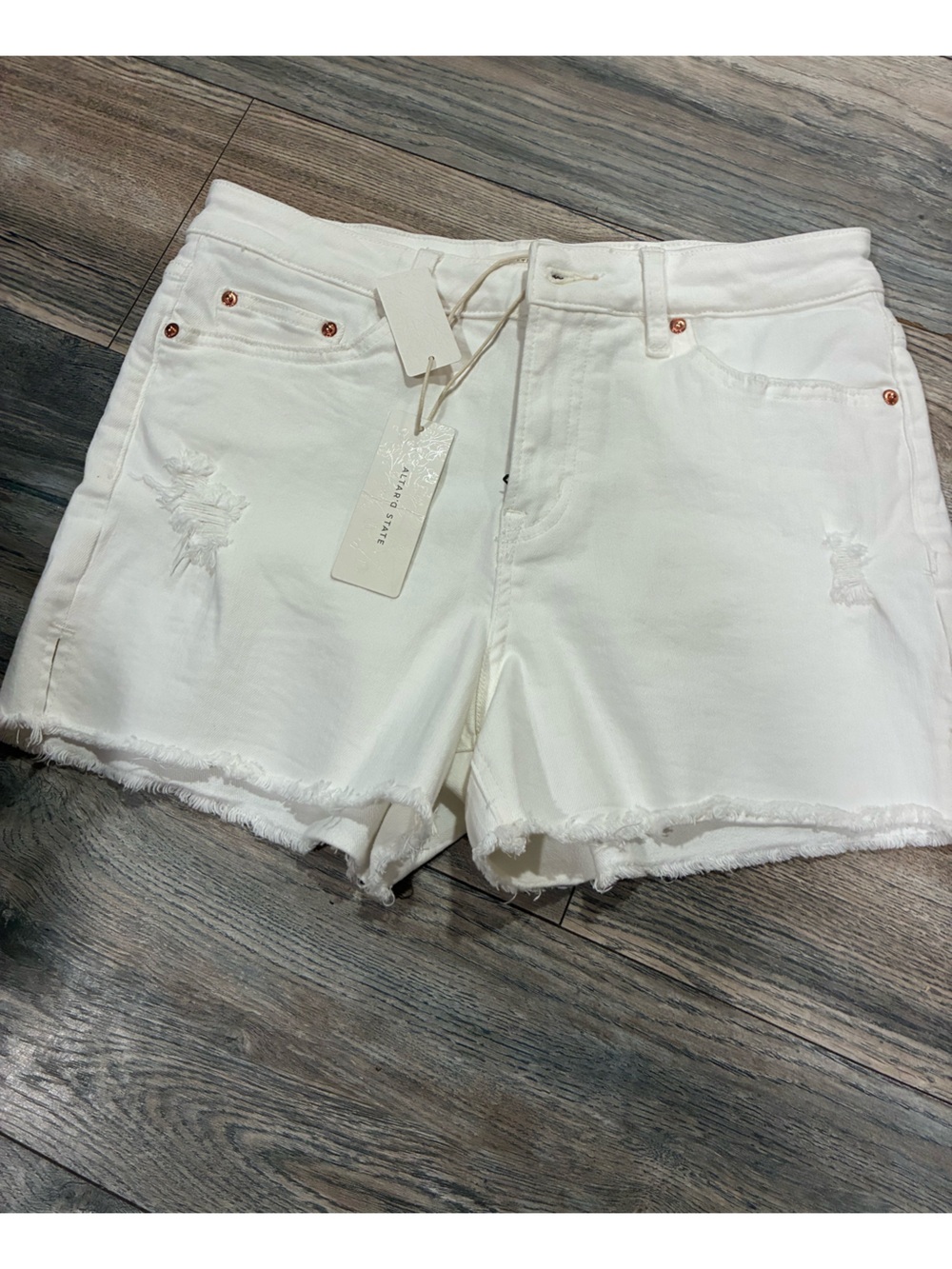 🤍 Alter’d State Distressed Denim Shorts — Size Large 🤍